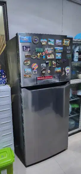 Lemari es 2 pintu, ukuran besar, merk LG Inverter.