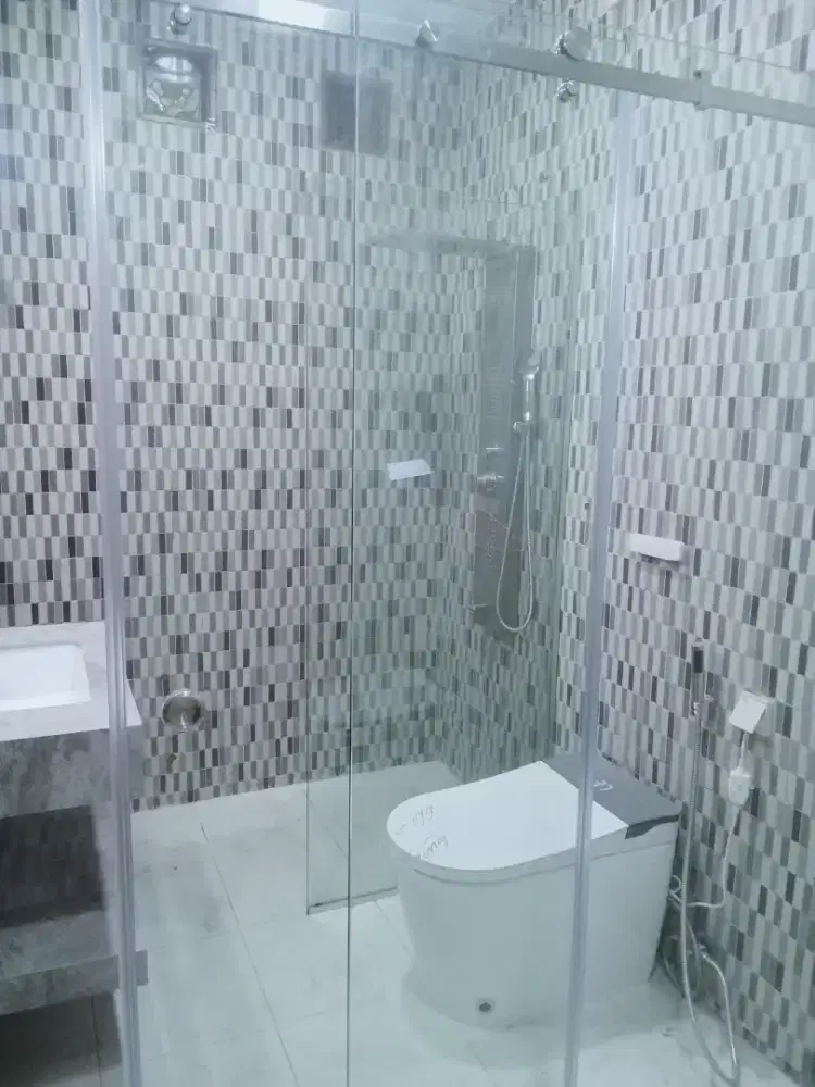 Tukang pemasangan alumunium kaca