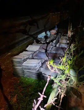 Di jual genteng masih bagus dan siap pakai
