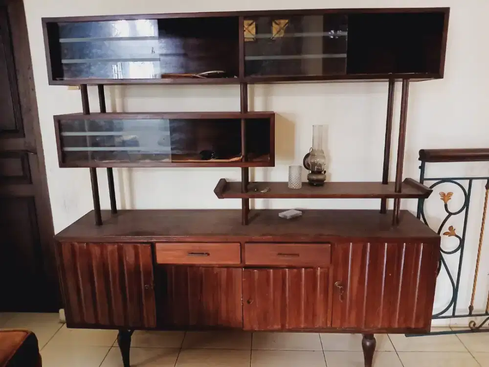Lemari hias vintage