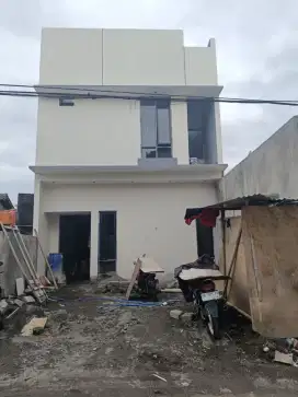 Rumah dua lantai du Maguwoharjo full furnished
