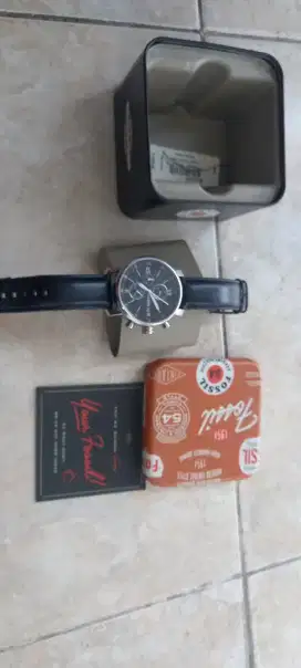 Di jual jam tangan fosil ori.. harga baru 2.4jta..jual cepet aja 800