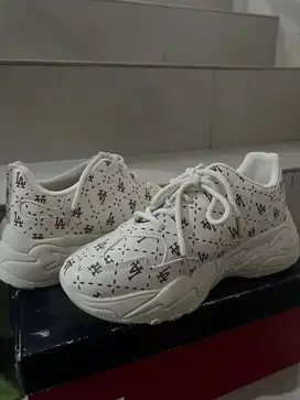 Sepatu sport untuk jalan2