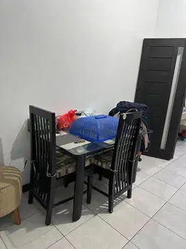 Meja Makan Keluarga