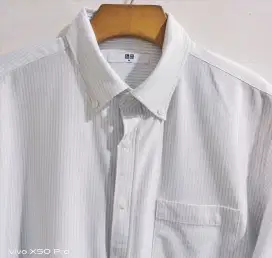 Kemeja liris abu Uniqlo pocket
