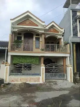 Dijual : Rumah 2 Lantai Lokasi Strategis Semenit ke Bravo