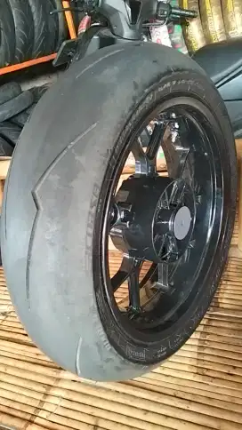Veleq V Rossi 5,5inc paket ban Pirelli Diablo supercorsa 180/55-17