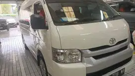 toyota hiace commuter