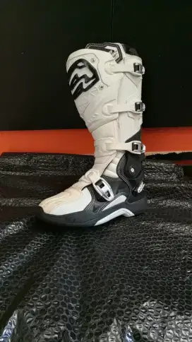 Sepatu motor cross
