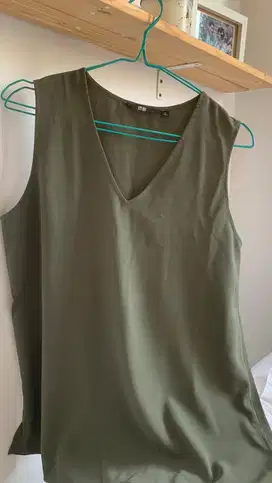 Atasan uniqlo sleeveless hijau army