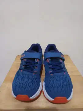 Sepatu anak asics biru