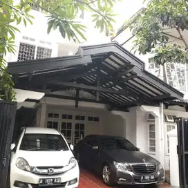 Tebet rumah di area strategis sangat dekat ke stasiun kereta api