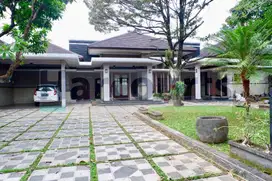 Rumah mewah dengan kolam renang tengah kota solo