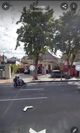 Bangunan Komersial Tengah Kota Surabaya, Jalan Raya Darmo