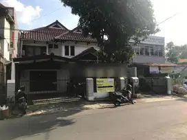 Rumah Pinggir Jalan Tengah Kota di Mayjen Ishak Djuarsa Lebar 18 meter