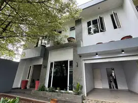 Cinere megapolitan rumah cantik halaman belakang luas