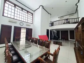 Rumah di Raya Dharmahusada Indah