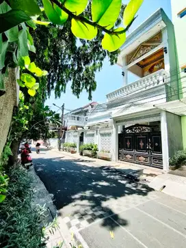 Rumah Mewah Siap Huni Dengan Kolam Renang Pribadi Di Duren Sawit