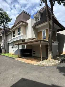 MODERN TROPICAL TOWNHOUSE DI PEJATEN