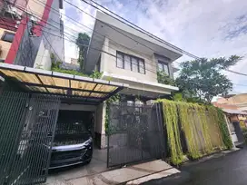 Rumah Cantik dan Asri 3 Lantai Dengan Rooftop di Jakarta Barat