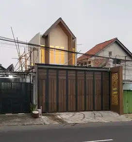 DISEWAKAN RUMAH KANTOR BARU STRATEGIS DI PINGGIR JALAN RAYA