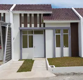 Dekat dengan stasiun kereta Parung Panjang