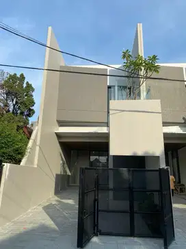 Rumah SHM 2 Lantai Baru Manyar Tirtoasri
