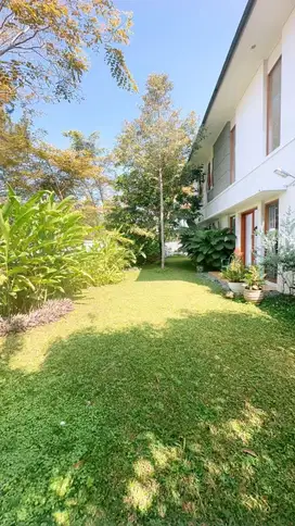 Dijual Rumah Asri 2 lantai Semi Furnished di Setiabudi Regency