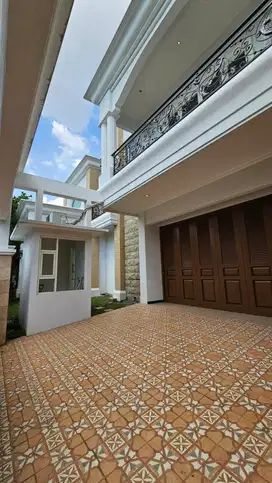 RUMAH Bangunan Baru Gress, Surabaya Pusat  Selangkah ke Raya Darmo