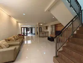Disewakan Rumah Siap Huni Furnish di Setraduta Bandung