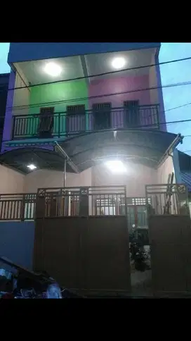 Rumah Graha Sunan Ampel Wiyung dengan 3 lantai dan kamar banyak