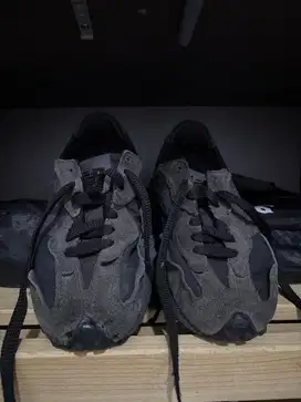 sepatu hitam merk New Balance