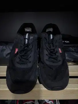 sepatu hitam merk wakai
