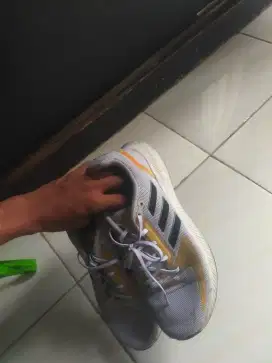 SEPATU LARI ADIDAS