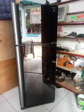 Kulkas 2pintu jumbo merek sharp
