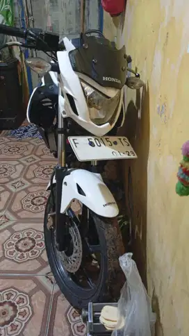 Jual butuh cb 150 r old thun 2014 pajk of 1x ss lengkap