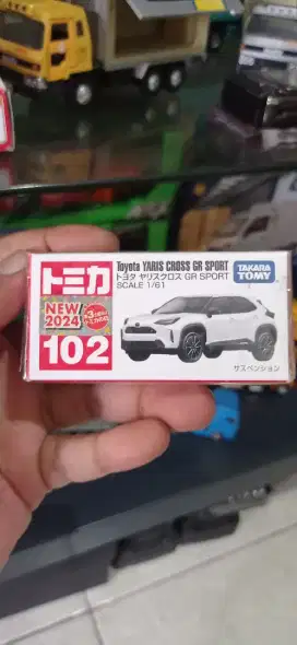 DIECAST TOMICA YARIS CROSS