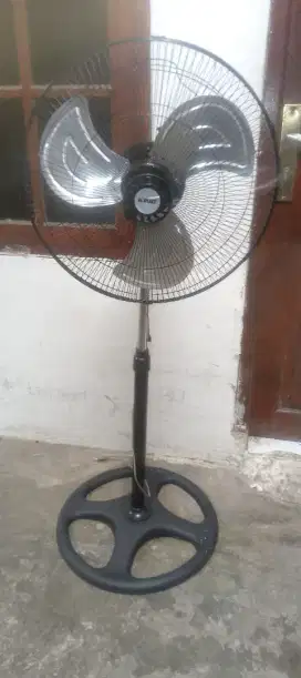 Kipas angin berdiri N,PLUS 18 inc