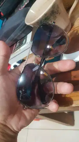 kacamata hitam gaya