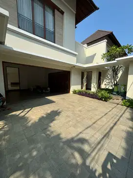 Rumah mewah hoek cilandak jakarta selatan ada kolam renang