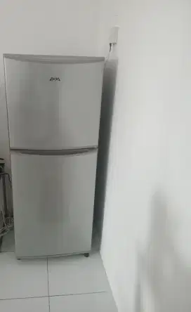 Lemari es AQUA 2 pintu.