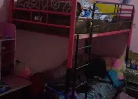 Ranjang besi 2 susun.