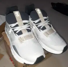 On Cloud Nova light Grey 38