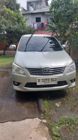 kijang innova E matic 2012