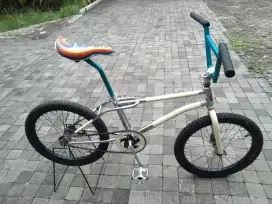 Sepeda BMX lawas R20 siap gowes