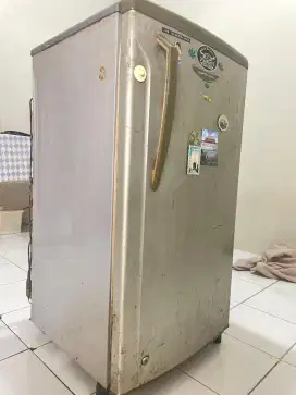 Freezer kulkas es batu