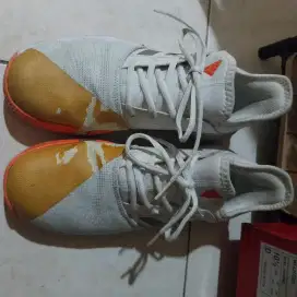Sepatu adidas wanita