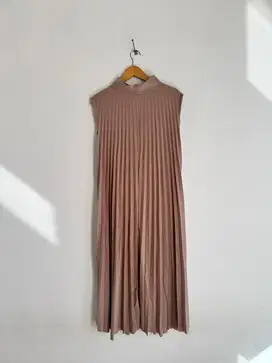 Gamis plisket tanpa lengan