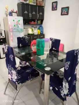 Meja makan empat kursi
