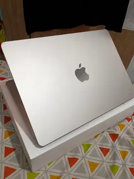 Macbook M2 Starlight Like New